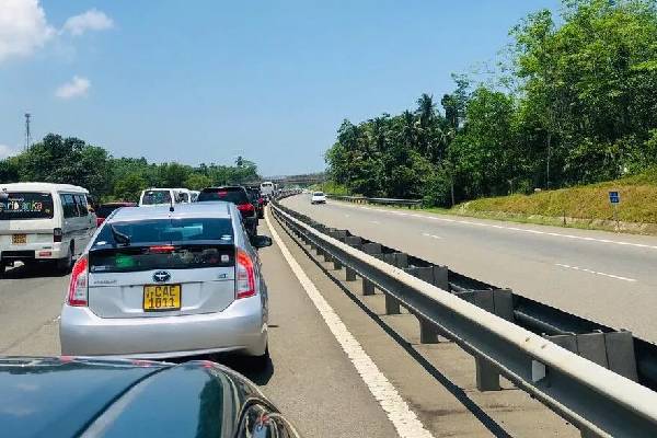 அதிவேக நெடுஞ்சாலைகளில் பயணிக்கும் சாரதிகளுக்கு முக்கிய அறிவிப்பு | Important Notice To Drivers Traveling Expressways அதிவேக நெடுஞ்சாலைகளில் பயணிக்கும் சாரதிகளுக்கு முக்கிய அறிவிப்பு | Important Notice To Drivers Traveling Expressways