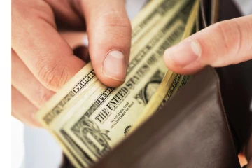 இந்த பொருட்கள் வீட்டில் இருந்தால் உடனே தூக்கி வீசுங்க.... இல்லை பேராபத்து! கையில் பணம் தங்கவே தங்காது?