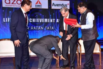 டாடாவின் காலில் விழுந்த பிரபல போட்டி நிறுவனத் தலைவர்: டாடா கேட்ட கேள்வி