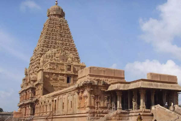 தஞ்சை பெரிய கோவிலில் உலக புகழ் பெற்ற ஹாலிவுட் ஹீரோ.. அதுவும் குடும்பத்துடன், புகைப்படம் இதோ | Michael Douglas In Thanjai Periya Kovil