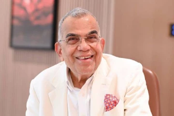 கல்லூரி படிப்பை கைவிட்டு வெறும் 50 ரூபாயுடன் நாட்டைவிட்டு வெளியேறியவர்: இன்று ரூ 15,000 கோடிக்கு அதிபதி