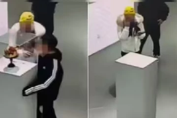 ரூ.2.35 கோடி மதிப்புள்ள 2 கிலோ தங்க கிரீடம்: புகைப்படம் எடுக்க முயன்று தட்டிவிட்ட சிறுவன்: வீடியோ