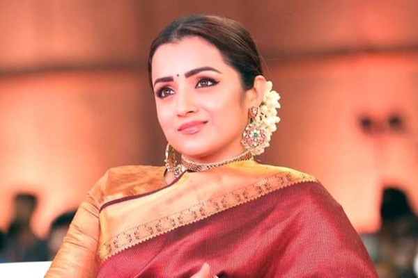 பிரபல நடிகையின் பிறந்தநாள் இரவு பார்ட்டி! திரிஷா எப்படி போஸ் கொடுத்துள்ளார் பாருங்க