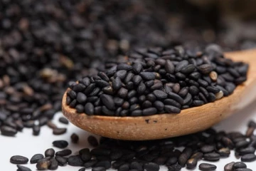 நரை முடியை விரட்டும் கருஞ்சீரக எண்ணெய்! எப்படி பயன்படுத்துவது? வாங்க தெரிந்து கொள்வோம்