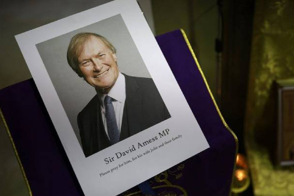 பிரித்தானியாவில் கத்திக்குத்து: உயிரிழந்த எம்.பி! அதிர்ச்சியை ஏற்படுத்திய சம்பவம் | Screaming In Britain Dead Mp The Shocking Incident பிரித்தானியாவில் கத்திக்குத்து: உயிரிழந்த எம்.பி! அதிர்ச்சியை ஏற்படுத்திய சம்பவம் | Screaming In Britain Dead Mp The Shocking Incident