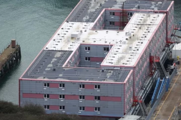 புகலிடக்கோரிக்கையாளர் தற்கொலை எதிரொலி: மிதவைப்படகு திட்டத்துக்கு கடும் எதிர்ப்பு