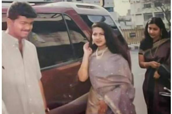 தளபதி விஜய்யின் மச்சினிச்சியை பார்த்துள்ளீர்களா? இதுவரை யாரும் காணாத அரிய புகைப்படம்! | Thalapathy Vijay With His Sister In Law Viral Pic