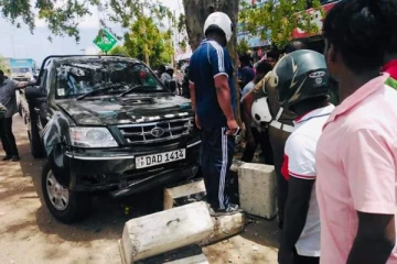 வீதியோரத்தில் நிற்பது கூட ஆபத்தா? கிளிநொச்சியில் விபரீதம்!(Photos)