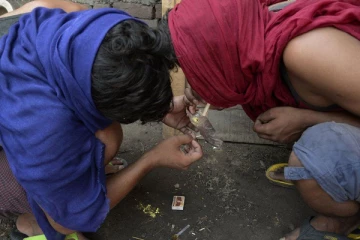போதைப் பொருளுக்காக பிச்சையெடுக்கும் சிறுவர்கள்!(Video)