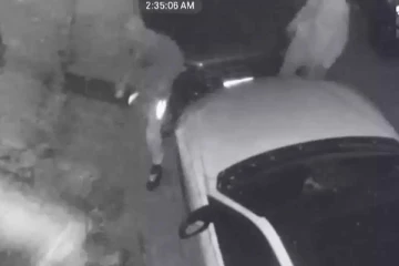 கனடாவில் காரைத் திருட முயன்ற திருடர்களில் ஒருவரை மடக்கிப் பிடித்த இளைஞர்