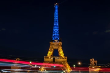 உக்ரைன் மக்களுக்காக ஒளிர்ந்த பாரிஸ் நகரம்