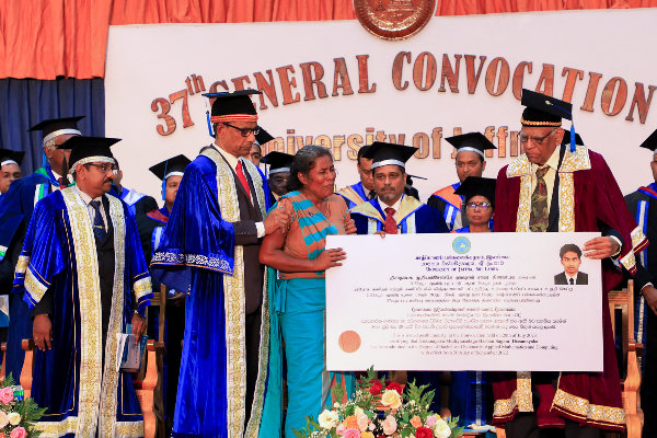 யாழ்.பல்கலைக்கழக பட்டமளிப்பு விழாவில் நெஞ்சை நெகிழ வைத்த தருணம் | 37Th General Convocation University Of Jaffna