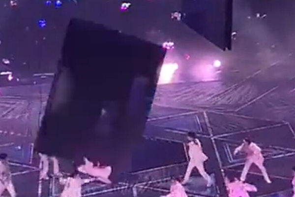 திடீரென விழுந்த ராட்சத ஸ்கிரீன்! நெடியில் மாறிய மேடை...பரபரப்பை ஏற்படுத்திய அதிர்ச்சி காட்சி | Dancers Crushed By Giant Screen In Horror