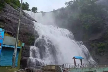 குற்றால அருவிகளில் வெள்ளப்பெருக்கு; சுற்றுலா பயணிகள் குளிக்க தடை