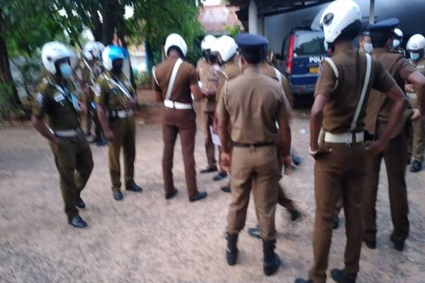 யாழில் கூரிய ஆயுதங்களுடன் தீடீர் சோதனையில் சிக்கிய கும்பல் | Gang Nabbed With Weapons In Jaffna Raid யாழில் கூரிய ஆயுதங்களுடன் தீடீர் சோதனையில் சிக்கிய கும்பல் | Gang Nabbed With Weapons In Jaffna Raid