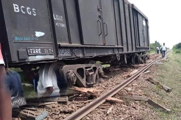 உதயதேவி புகைரதம் தடம்புரண்டதில் 16 பேர் படுகாயம்!(Photos) | 16 People Injured In Udayadevi Train Derailment