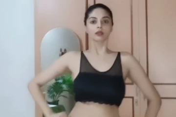 அப்படி ஒரு உடை.. நடிகை சனம் ஷெட்டி எல்லைமீறிய கிளாமர் டான்ஸ் வீடியோ