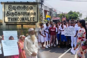 ஆசிரியர் பற்றாக்குறைக்கு தீர்வு கோரி ஆர்ப்பாட்டத்தில் குதித்த மாணவர்கள்