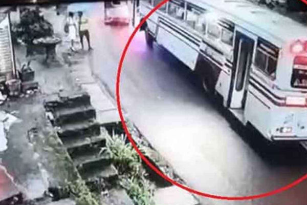 மூடப்பட்டிருந்த ரயில் கடவையில் பேருந்தை பறக்கவிட்ட சாரதி கைது | Driver Jumps Closed Rail Gate