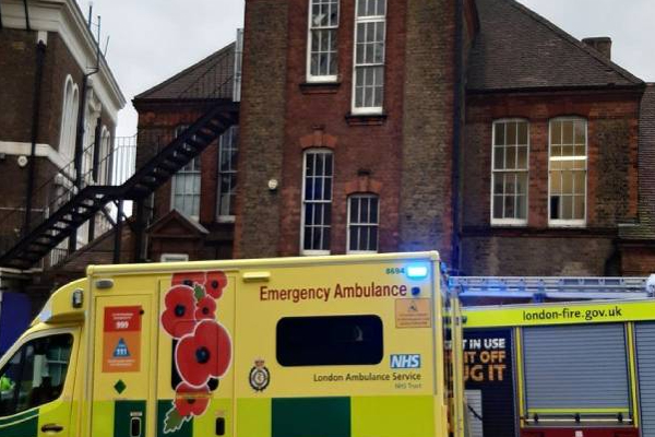லண்டனில் உள்ள பாடசாலை ஒன்றில் ஏற்பட்ட அசம்பாவிதம்: பல குழந்தைகள் வைத்தியசாலையில் | Roof School Collapses In London Children Hospital