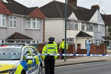 லண்டனில் சாலையில் பெண்மணிக்கு நேர்ந்த சோகம்: இளைஞரை கைது செய்த பொலிஸார்