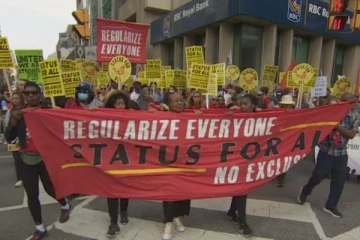 கனடா முழுதும் திரண்ட புலம்பெயர்வோர், அகதிகள்: என்ன காரணம்?