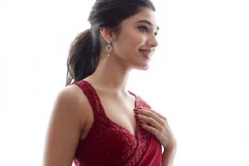 டிரான்ஸ்பெரண்ட் சேலையில் நடிகை க்ரித்தி செட்டி!! மயங்கும் ரசிகர்கள்...