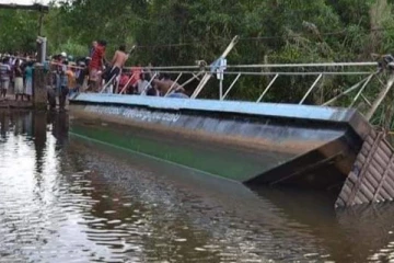 விபத்துக்குள்ளான படகு சேவையை இயக்கியவர்கள் அப்பிரதேசத்தை விட்டுத் தப்பி ஓட்டம்