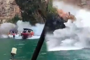 දිය ඇල්ලක් නැරඹීමට ගිය පිරිසකට සිදුවූ බිහිසුණු ඛේදවාචකය..05ක් මරුට..09කට බරපතලයි.(VIDEO)