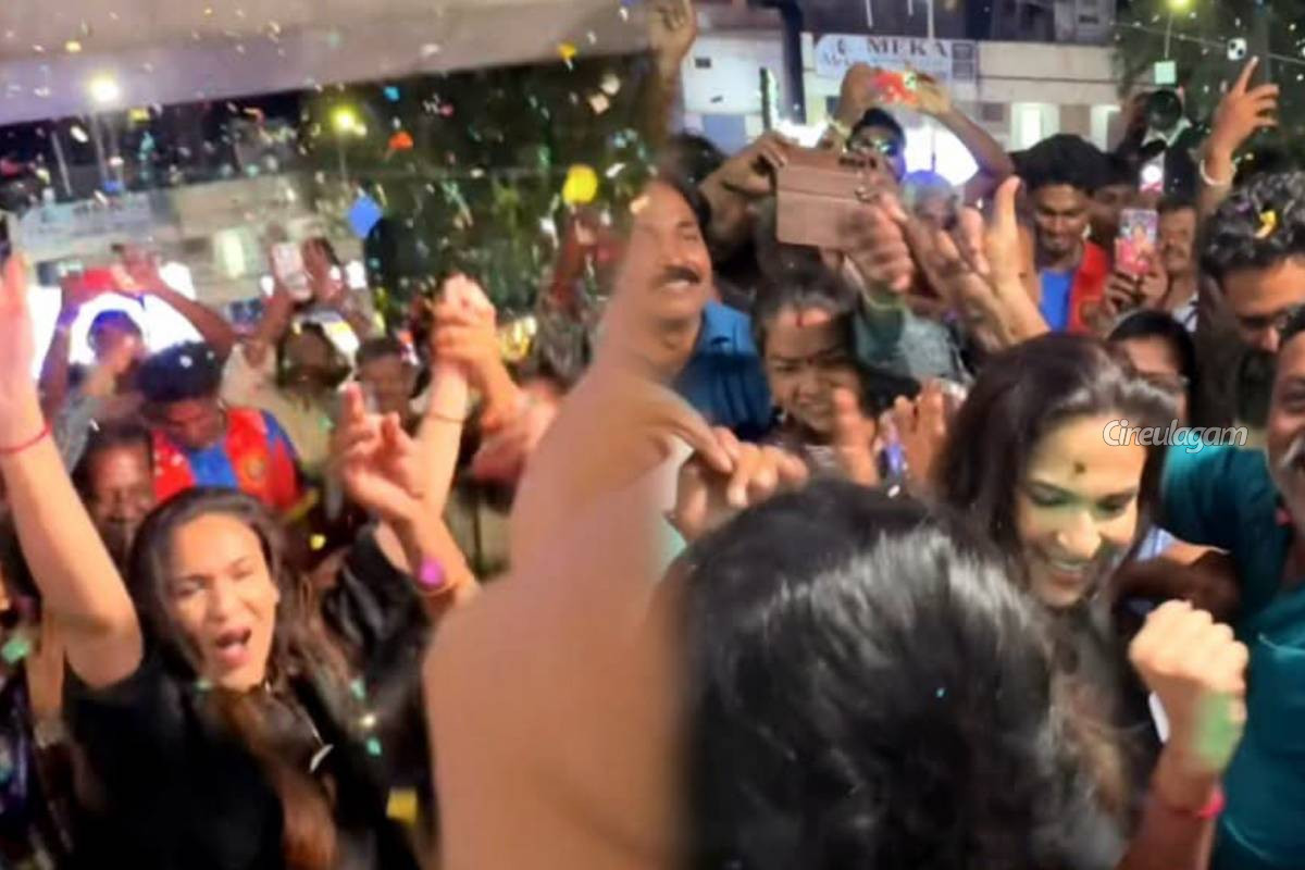 ரசிகர்களுடன் ஜெயிலர் 2 கொண்டாட்டத்தில் சௌந்தர்யா ரஜினிகாந்த்... செம ஆட்டம் பாட்டம்... | Jailer 2 Fdfs Soundarya Rajinikanth Dance