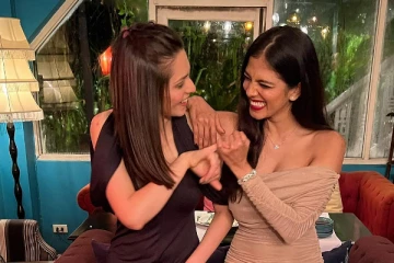 மாளவிகா மோகனன் தோழியுடன் பாரில் இருக்கும் போட்டோக்கள்