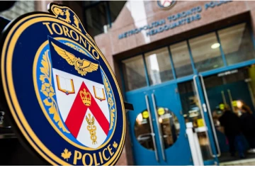 டொரொண்டோவில் பயணிகள் நிறைந்த பேருந்தில் பட்டாசு வெடித்த இளைஞர்கள்