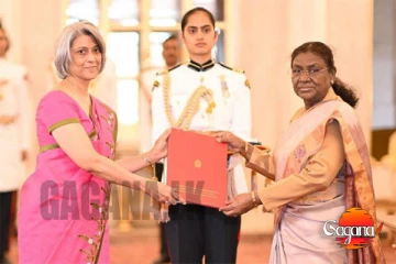 ඉන්දියාවේ ශ්‍රී ලංකා මහ කොමසාරිස් ඉන්දීය ජනාධිපතිනියට අක්ත පත්‍ර ප්‍රධානය කරයි