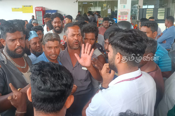 அரசாங்க அறிவுறுத்தலை மீறி மக்கள் முன்வைத்த கோரிக்கை: எரிபொருள் நிரப்பு நிலையத்தில் குழப்பம்(Photo) | Government Instruction Fuel Station