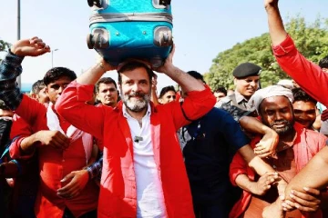 தொழிலாளர்களுடன் சூட்கேஸை தூக்கி செல்லும் ராகுல் காந்தி! வைரலாகும் புகைப்படங்கள்