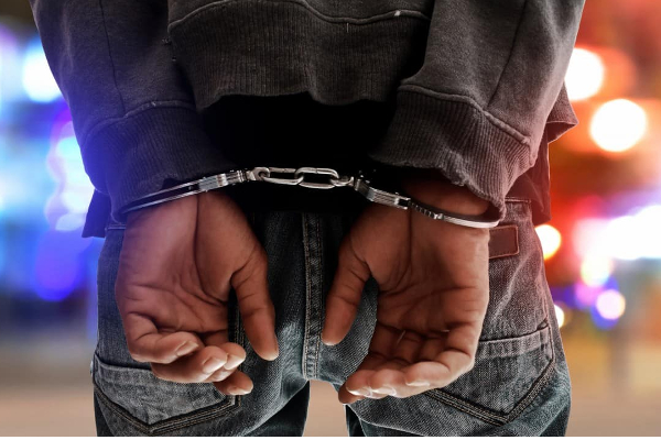 தடைசெய்யப்பட்ட  மின்தூண்டிலினால் மீன்பிடித்த மீனவர்கள் கைது - ஐபிசி தமிழ்