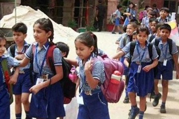 இன்று முதல் பள்ளிகள் திறப்பு - மாணவர்களை உற்சாகமாக வரவேற்ற ஆசிரியர்கள்