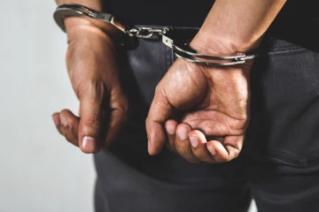 சிகையலங்காரம் செய்யும் நபரால் சிறுமிக்கு நேர்ந்த துயரம்