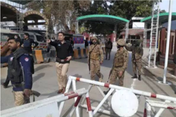 மசூதியில் தொழுகையின்போது பயங்கர குண்டுவெடிப்பு - 32 பேர் மரணம்! | Suicide Bomb Attack In Pakistan 28 Died