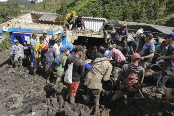 நிலச்சரிவில் பள்ளிக்கூடம் புதைந்ததில் 3 குழந்தைகளுக்கு நேர்ந்த கதி!