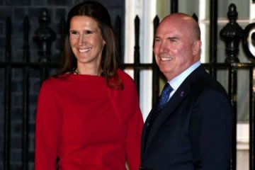 கணவரை கவனித்துக் கொள்ள தனது பதவியை ராஜினாமா செய்த அமைச்சா்!