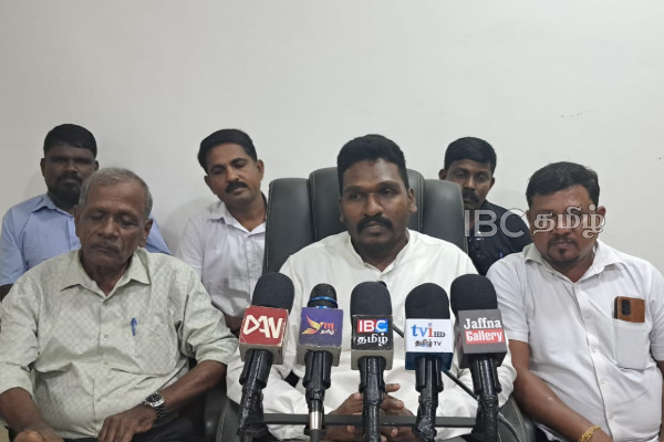 கோரிக்கை றிறைவேற்றப்படாததால் பிரதேச சபையில் இருந்து வெளியேறிய உறுப்பினர் | Puthukudiyiruppu Budget Approved Despite Walkout