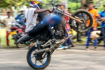 கொழும்பில் 16 இளைஞர்களை அதிரடியாக கைது செய்த பொலிஸ்!