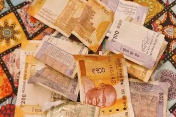 ஆசிரியர்களுக்கு லஞ்சம் கொடுத்த மாணவர்கள்... வைரலாகும் புகைப்படம்