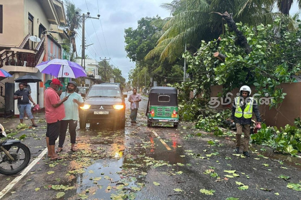 நாட்டில் நிலவும் சீரற்ற காலநிலை! பல பகுதிகள் பாதிப்பு | Bad Weather Sri Lanka நாட்டில் நிலவும் சீரற்ற காலநிலை! பல பகுதிகள் பாதிப்பு | Bad Weather Sri Lanka