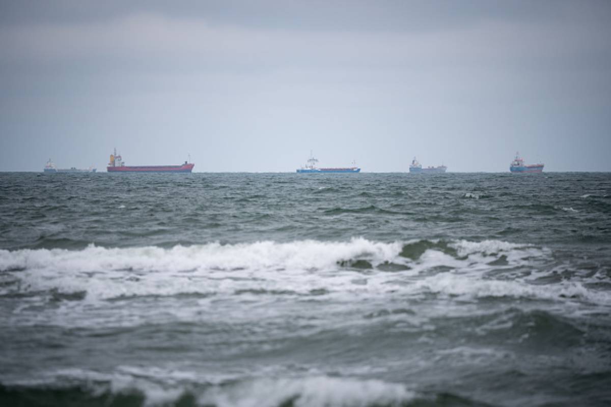 பால்டிக் கடலில் போலி கொடியுடன் அத்துமீறி நுழைந்த கப்பல் : எடுக்கப்பட்ட அதிரடி நடவடிக்கை | Sweden Takes Action Seizing Ship Enter Baltic Sea