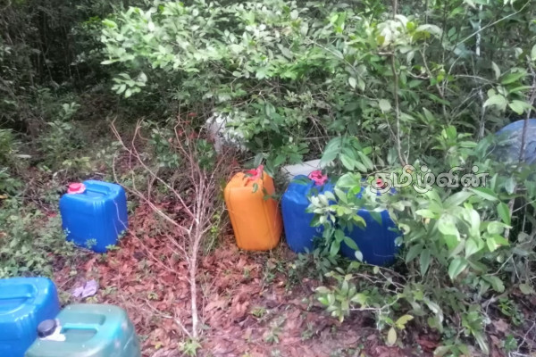 முல்லைத்தீவில் சட்டவிரோத மதுபான உற்பத்தி - சந்தேகநபர் தப்பியோட்டம் | Illegal Liquor Production Mullaitivu முல்லைத்தீவில் சட்டவிரோத மதுபான உற்பத்தி - சந்தேகநபர் தப்பியோட்டம் | Illegal Liquor Production Mullaitivu