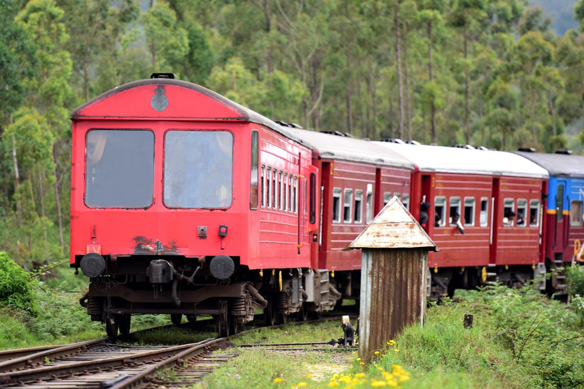 கொழும்பு கோட்டை நோக்கிப் பயணித்த ரயில் தடம்புரள்வு! | Train Bound For Colombo Fort Derails கொழும்பு கோட்டை நோக்கிப் பயணித்த ரயில் தடம்புரள்வு! | Train Bound For Colombo Fort Derails