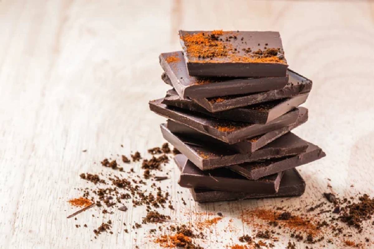 சாக்லேட் சாப்பிட்டதும் சிலர் குஷியாகிவிடுவதற்கு என்ன காரணம்னு தெரியுமா? | Why People Feel Instantly Happy Eating Chocolate சாக்லேட் சாப்பிட்டதும் சிலர் குஷியாகிவிடுவதற்கு என்ன காரணம்னு தெரியுமா? | Why People Feel Instantly Happy Eating Chocolate