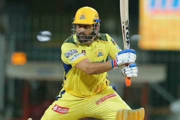 சுரேஷ் ரெய்னா சாதனையை முறியடித்த தோனி